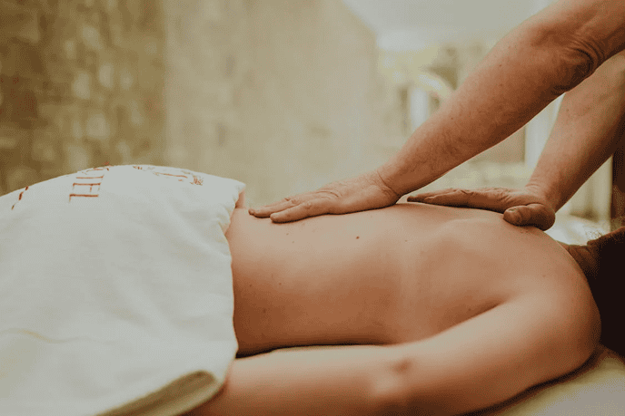 Massage thérapeutique du dos par Geneviève Fafard massothérapeute certifiée RMPQ à Saint-Jérôme