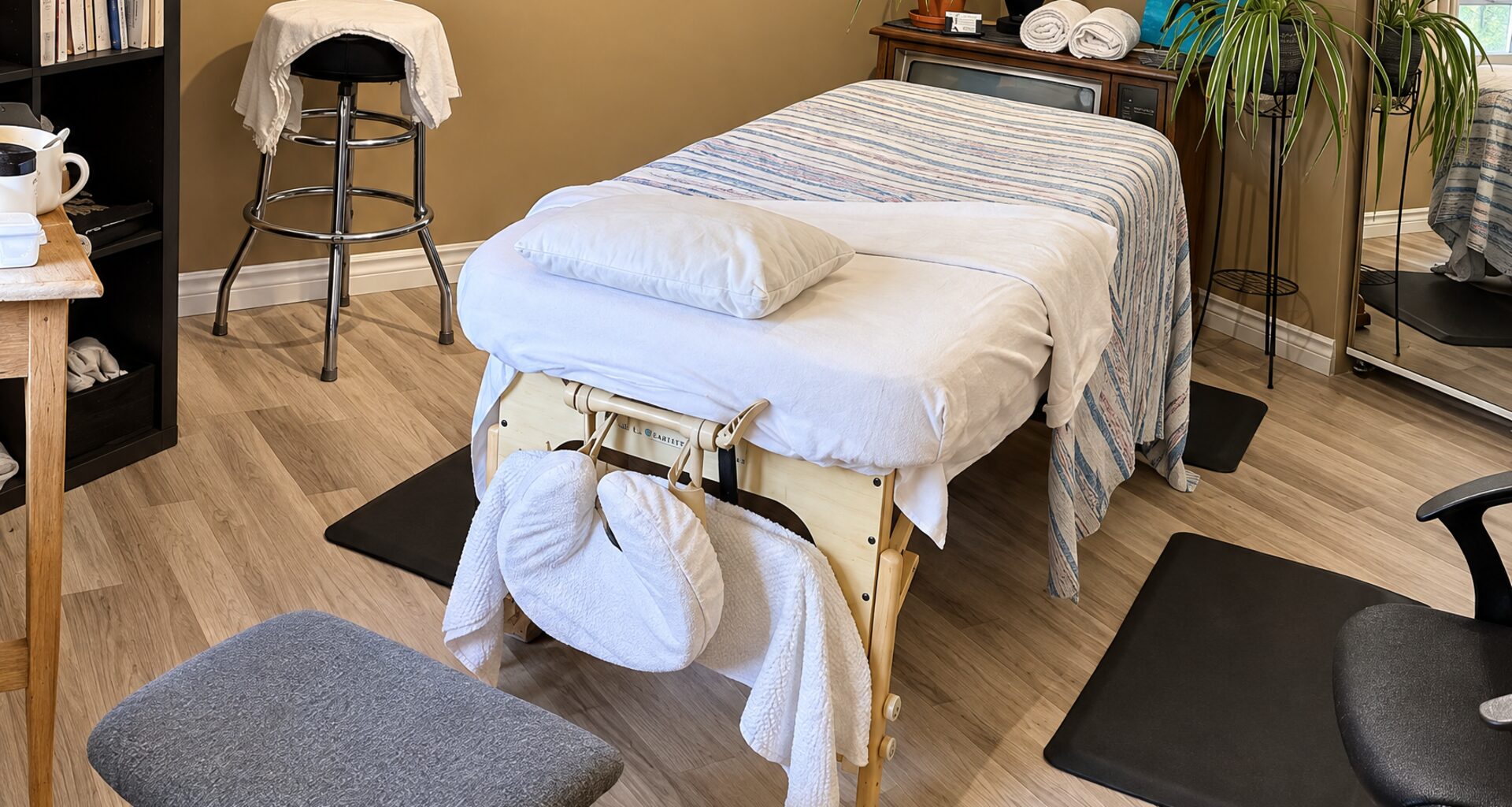 Table de massage préparée dans la salle de G3n Massothérapie à Saint-Jérôme
